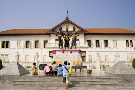 CHIANG MAI, THAILAND - OCTOBER 22: Thai family praying in front of the Three Kings monument on October 22, 2007 in the center of the old city in Chiang Mai, Thailandのeditorial素材