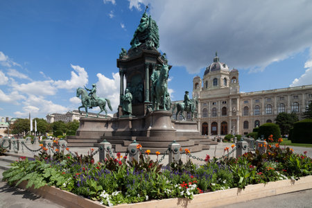 Austria, city of Vienna, Maria Theresien Platz, Empress Maria Theresa Monument (1888), Kunsthistorisches Museum in the background.のeditorial素材
