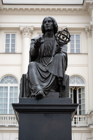 Nicolaus Copernicus Monument in Warsaw, Poland, bronze statue of Polish astronomer from 1830 holding a compass and armillary sphere, Staszic Palace (1823) in the background.のeditorial素材
