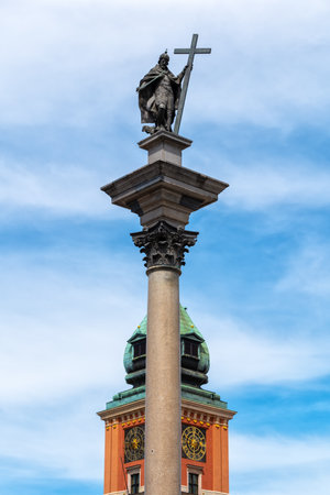 King Sigismund III Vasa statue on top of the Corinthian column and Royal Castle tower in the background, city landmark of Warsaw in Poland.のeditorial素材