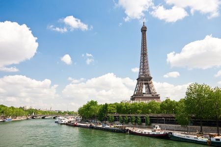 Eiffel Tower and Seine (viev from Bir-Hakeim Bridge)の写真素材