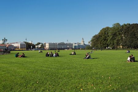 People enjoying a sunny day in the park of Saint-Petersburgのeditorial素材