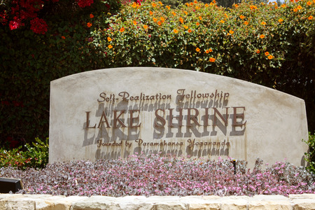 LOS ANGELES, CA - MAY 23, 2009 - Fellowship Lake Shrine. It was founded and dedicated by Paramahansa Yogananda, on August 20, 1950 and is owned by the Self-Realization Fellowshipのeditorial素材
