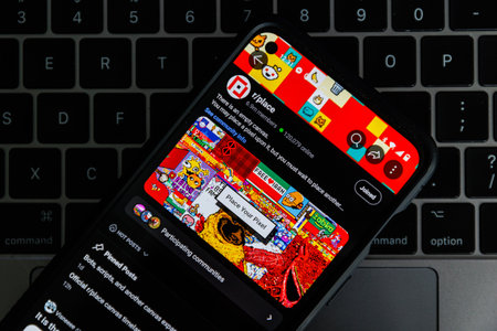 Reddit app and place subreddit where users placing their pixels