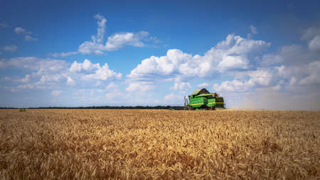 Dobrich, Bulgaria - Jul 8, 2016 Ploughing a field with John Deere. John Deere was manufactured in 1995-1999 and it has JD 7.6L or 8.1L 6-cyl diesel engine.のeditorial素材