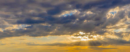 photo Dramatic impressive background - sky with bright sun and dark clouds