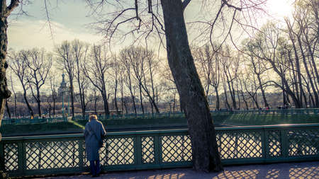 Photo Spring Park. Lake in the spring park. Spring landscape.の写真素材