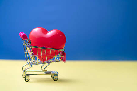 Photo Big red heart in a shopping cart. Concept for buying loveの写真素材