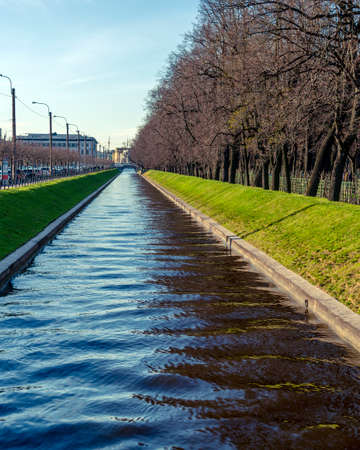 Photo Spring Park. Lake in the spring park. Spring landscape.