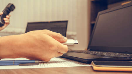 Photo Businessman hand using his usb flash drive, close-up. Office work.