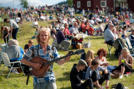 Bingsjo, Sweden - July 3, 2013: The annual traditional folk music festival in Bingsjo held on the first Wednesday in July is one of the most famous in Sweden and attracts thousands of musicians and visitors.のeditorial素材