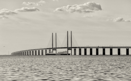 Malmo, Sweden  August 20, 2013  Ferry crusing beneath Oresund Bridge  The bridge is 7845 meters long and continues into the Drogden tunnel which measures 4050 meters のeditorial素材