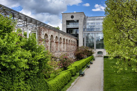 Germany, Munich, Hofgarten: Historic arcades in green public park with part of the famous State chancellery (Staatskanzlei) building in the city center of the Bavarian capital - concept travel holidayのeditorial素材