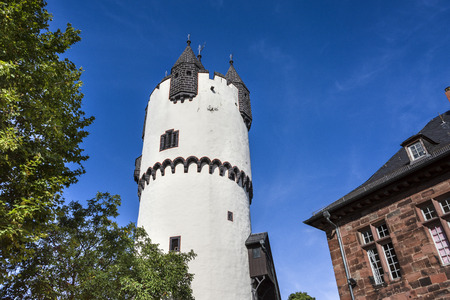 Germany, Rhine-Main area, Hanau, Steinheim: Famous white donjon tower in the castle park of the German town with mansion, museum, green tree and blue sky in the background - concept travel historyのeditorial素材