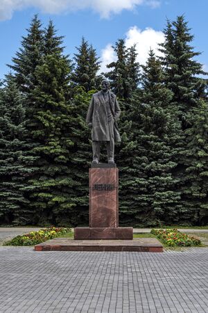 Russia, Vladimir Oblast, Golden Ring, Suzdal: Wladimir Iljitsch Lenin Monument in a public park with...