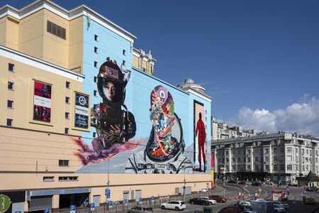 Russia, Moscow: Rush hour street scene at forecourt square opposite the Kursky railway station near city center of the Russian capital - - concept public travel traffic destination. Jul 02, 2019のeditorial素材