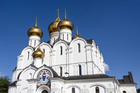 Russia, Golden Ring, Yaroslavl: Famous old onion domed Virgin Mary Ascension Church Cathedral (Maria-Entschlafens-Kathedrale) from below in the center of the Russian town with blue sky. Jul 06, 2019のeditorial素材