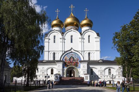 Russia, Golden Ring, Yaroslavl: Famous old onion domed Virgin Mary Ascension Church Cathedral (Maria-Entschlafens-Kathedrale) in the center of the Russian town with green trees, blue sky. Jul 06, 2019のeditorial素材