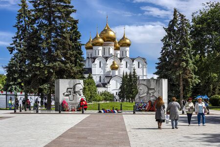Russia, Golden Ring, Yaroslavl: War memorial ww2 with eternal flame and famous onion domed Virgin Mary Ascension Church Cathedral (Maria-Entschlafens-Kathedrale) in the Russian town. Jul 07, 2019のeditorial素材