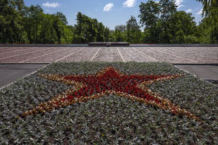 Russia, Karelia, Petrozavodsk, near 
Wladimir Iljitsch Lenin Monument: Red flowers form colorful red star and eternal flame as part of the Monument to Soldiers of the Great Patriotic War. Jul 10, 2019のeditorial素材