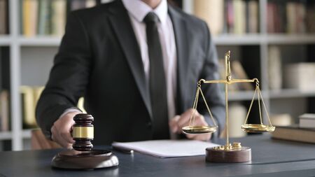 Close up Shoot of Lawyer Hand Bang the Gavel in Court Roomの写真素材