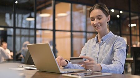 Online Payment Failure for Young Woman