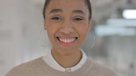 Close up of Smiling Young African Womanの写真素材