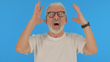 Frustrated Casual Old Man Screaming Loud on Green Background, Portraitの写真素材