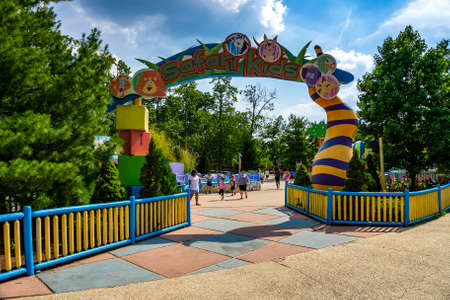 JACKSON TOWNSHIP - JUNE 2016: Guests having fun at Six Flags Great Adventure a famous amusement park. Six Flags Great Adventure is an amusement park owned and operated by Six Flags and located in Jackson, New Jersey.の写真素材