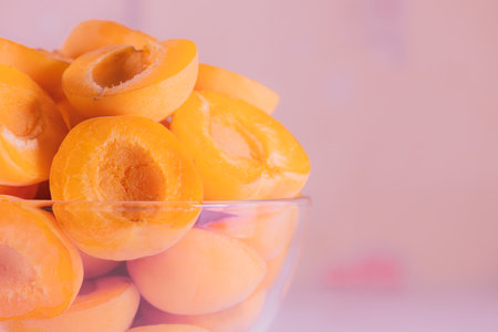 Apricot halves in a glass bowl, close-up. Pitted apricot in preparation for making jam or baking filling, emphasis on detail, close-up, high resolution.の写真素材