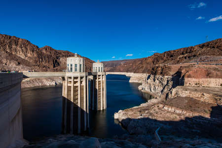 USA, Hoover Dam - November 6 2017: Separation Time, Separation of States, View of the tower and the riverのeditorial素材