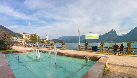 village of Sankt Wolfgang waterfront embankment at lake Wolfgangsee, Austriaの写真素材