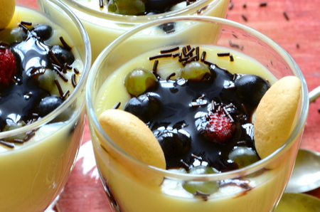 Hot homemade vanilla pudding with strawberries and vine berriesの写真素材