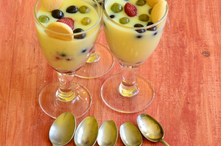 Hot homemade vanilla pudding with strawberries and vine berriesの写真素材