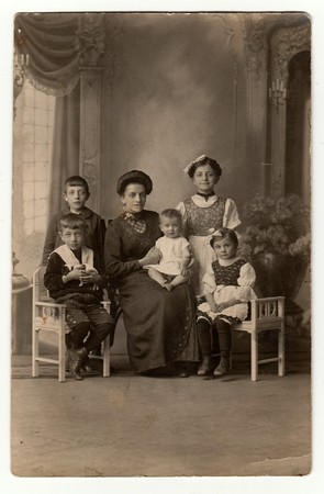 PRAGUE, THE CZECHOSLOVAK REPUBLIC, CIRCA 1930: The studio vintage photo of family, circa 1930.のeditorial素材