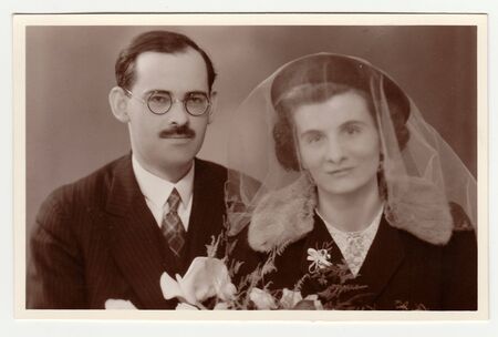 THE CZECHOSLOVAK  REPUBLIC, CIRCA 1935: A vintage photo (with colour tint) shows wedding  portrait of newly-weds, circa 1935.のeditorial素材