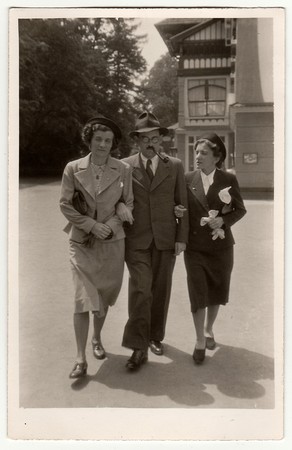 THE CZECHOSLOVAK  REPUBLIC - CIRCA 1930s: Retro photo shows man and two womenのeditorial素材