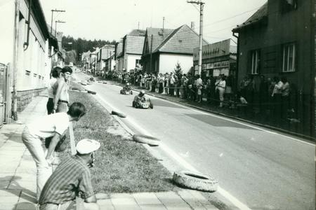 THE CZECHOSLOVAK SOCIALIST REPUBLIC - CIRCA 1970s: Retro photo shows  go-karts racing on the street. Vintage photography.のeditorial素材