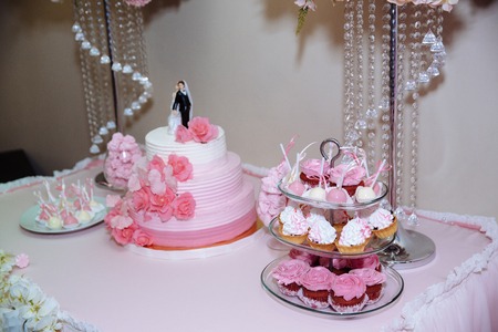 Wedding cake. Candy bar marshmallow on the table in a vase, macaroon, cake and cupcake, decor vanilla, handmade sweetの写真素材