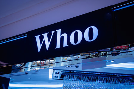 KUALA LUMPUR, MALAYSIA - DECEMBER 04, 2022: Whoo brand retail shop logo signboard on the storefront in the shopping mallのeditorial素材
