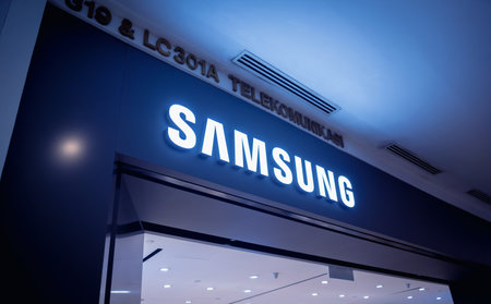 KUALA LUMPUR, MALAYSIA - DECEMBER 04, 2022: Sumsung brand retail shop logo signboard on the storefront in the shopping mallのeditorial素材