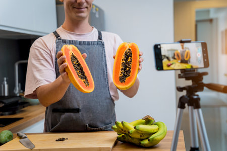 The chef is broadcasting live from workshop how to cuts and peels papayaの写真素材