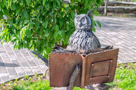 sculpture of an owl with a book in the parkのeditorial素材