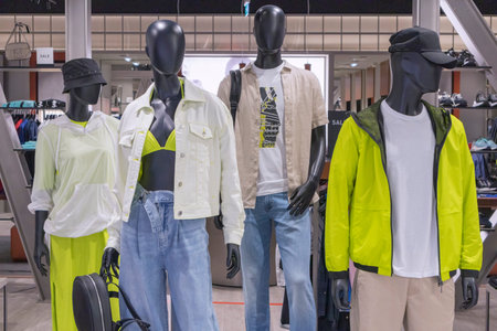 mannequins in a store with the word sale on clothesの写真素材