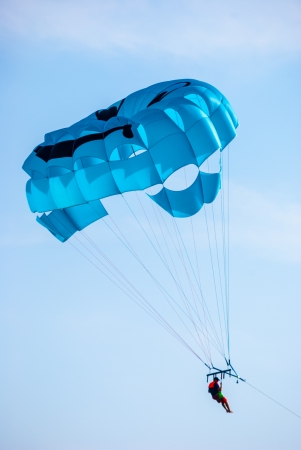 man parasailing on seaの写真素材