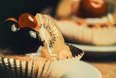 cupcakes with berries on wooden matの写真素材