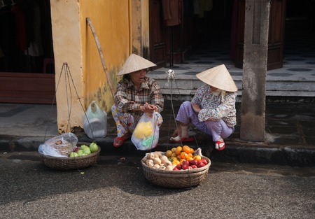 HOI AN,VIETNAM - FEBRUARY 4: Vietnamese street vendors sells fruits in Hoi An on February 4, 2015, Vietnamのeditorial素材