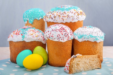 Easter cake with colored eggsの写真素材