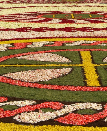 During the eve of the religious feast of Corpus Christi, including the night, the streets are depposti the path of the Blessed Sacrament, a carpet of flower petals, creating artistic representations only. And the solemn procession will pass, destroying thのeditorial素材