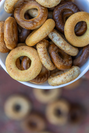 Bagels in a white bowl on a wooden background, top viewの写真素材